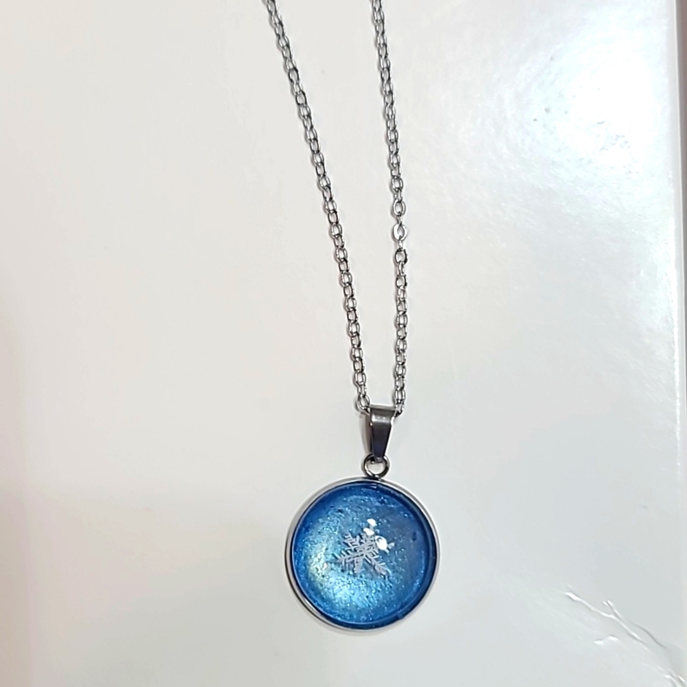 REAL PRESERVED SNOWFLAKES PENDANT WITH CHAIN!!! COLORADO